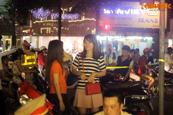 Hai hotgirl quay sang trách nhau sau khi vi phạm không đội mũ bảo hiểm và bị tổ công tác dừng xe, mời vào chốt kiểm tra giấy tờ.
