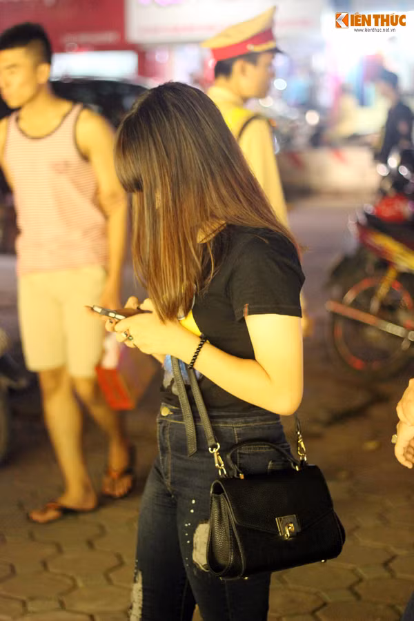 Nhiều hotgirl khi bị "tóm", liên tục sử dụng điện thoại để gọi sự "trợ giúp" của người thân.