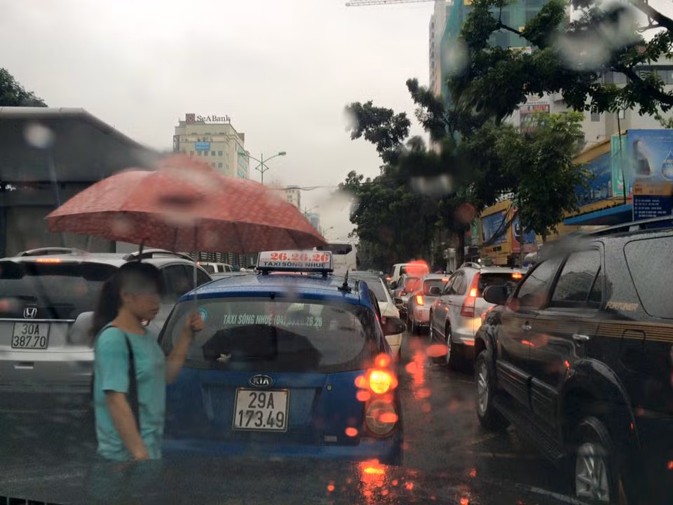Tại đường Láng Hạ, nhiều ô tô gần như chôn chân tại chỗ. Ảnh: Hai Quang Pham.