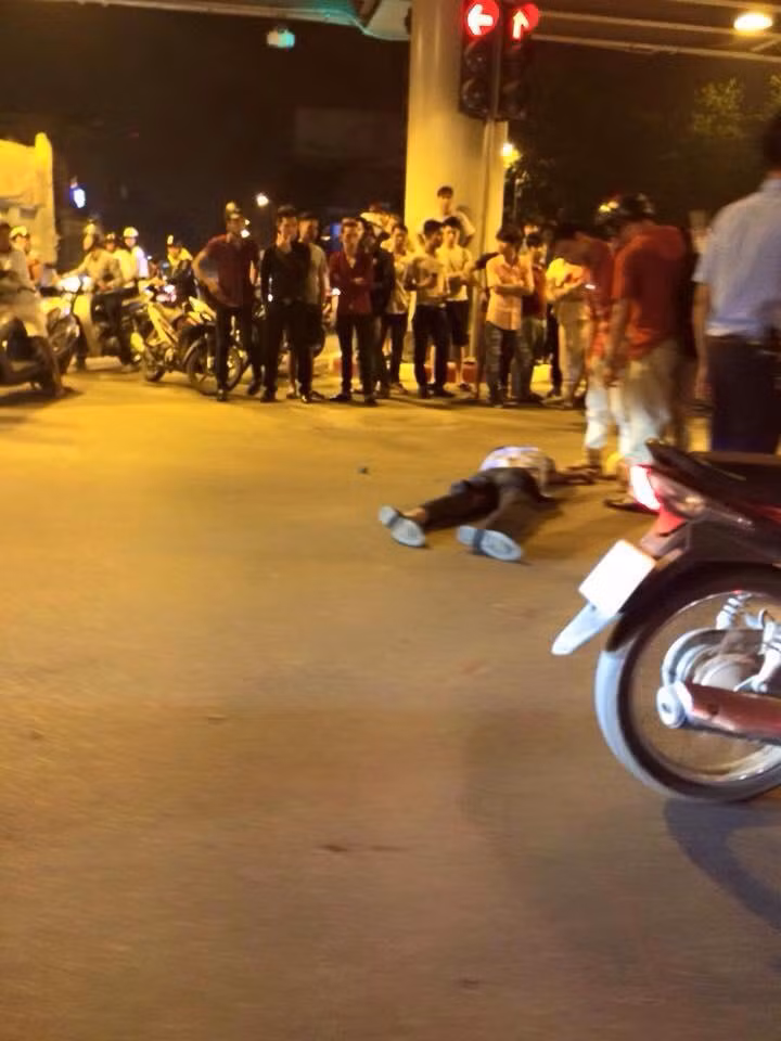 Một số nhân chứng khác cho hay, lái xe taxi sau khi đâm vào loạt xe máy đã tự mở cửa xe rồi nhảy từ trên cầu vượt xuống phía dưới. Trước khi nhảy xuống đất lái xe tự trách bản thân mình.