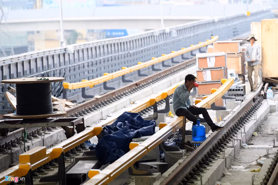 Với lý do chậm vốn, các thiết bị chưa sản xuất được hết và sẽ về chậm, không kịp tiến độ như dự kiến ban đầu. "Các nhà sản xuất chưa nhận được tiền nên họ chưa chuyển thiết bị về", một đại diện Ban quản lý Dự án Đường sắt chia sẻ với Zing.vn.