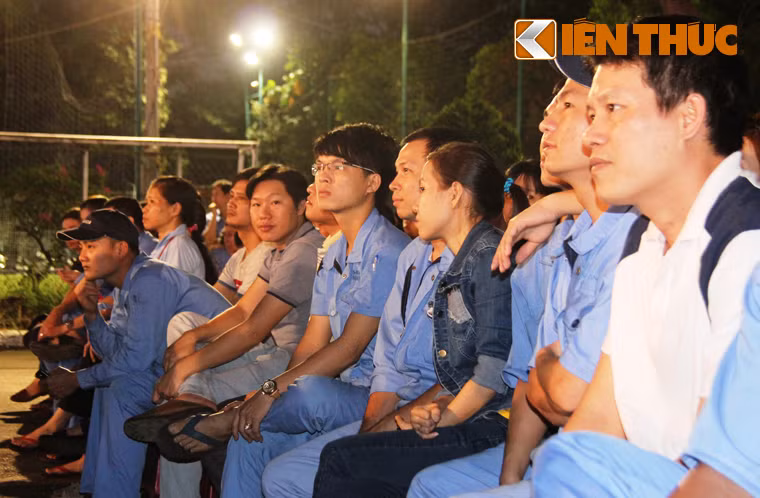 Ngoài địa điểm nói trên, các điểm còn lại làTrung tâm Sinh hoạt CN KCX Tân Thuận (quận 7, TP HCM); Nhà Văn hóa Lao động quận Tân Phú (KCN Tân Bình)...hàng chục nghìn công nhân làm việc tại KCX Tân Thuận và KCN Hiệp Phước, KCN Vĩnh Lộc, KCN Tân Tạo...cũng hớn hở đến nhận tấm vé nghĩa tình. Nhiều công nhân không dấu được niềm vui mừng, sự xúc động khi nhận được sự quan tâm, chia sẻ của lãnh đạo TP HCM.