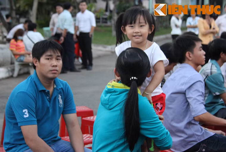 Niềm hạnh phúc của trẻ thơ khi sắp được cùng cha mẹ về quê đón Tết từ những tấm vé nghĩa tình.