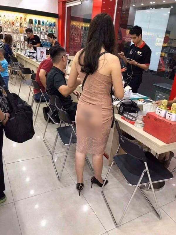 Tuy nhiên, không ít trường hợp phối đồ không tinh tế dẫn đến lộ nội y sau lớp váy.