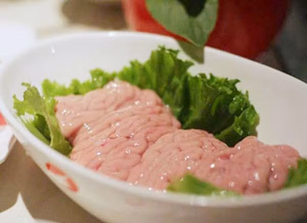 Nhiều người rất thích óc lợn bởi cảm giác beo béo, mềm mại khi thưởng thức. Bên cạnh đó, nó rất được lòng người ăn nhờ vị ngọt, tính hàn, có tác dụng bồi bổ xương khớp, hỗ trợ điều trị chứng đau đầu, chóng mặt, thần kinh suy nhược…