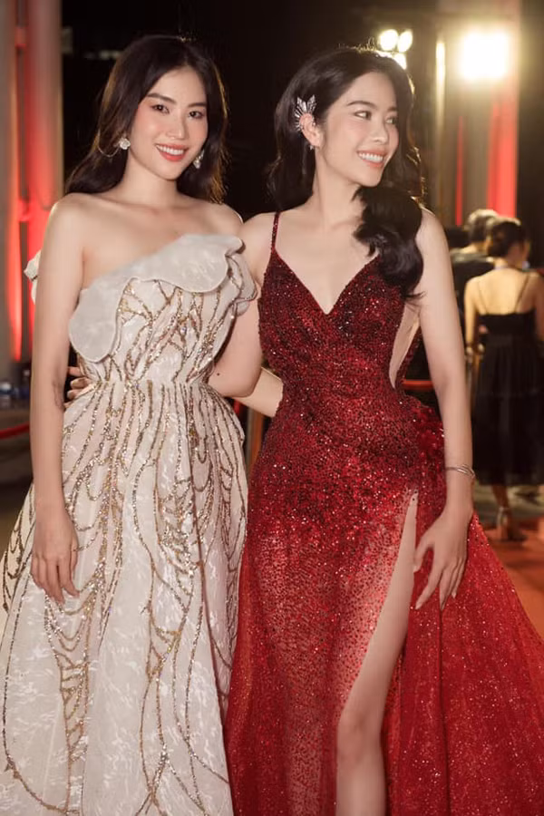 Cùng với Lệ Nam, Nam Em chọn kiểu tóc buông xõa, xoăn nhẹ nữ tính. Trang điểm nhẹ nhàng. Dù tiết chế phụ kiện đi kèm song hai người đẹp không hề lép vế trước rừng nhan sắc.