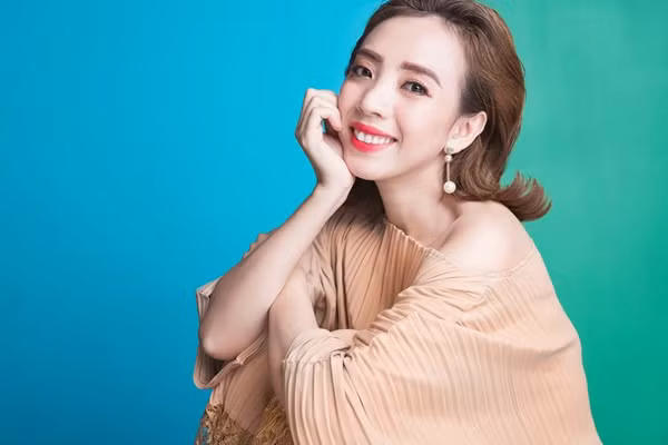 Là gương mặt quen thuộc của làng giải trí Việt, Thu Trang không chỉ chinh phục khán giả bằng tài năng diễn xuất mà còn ghi điểm ở phong cách ăn mặc giản dị, lối sống gần gũi.