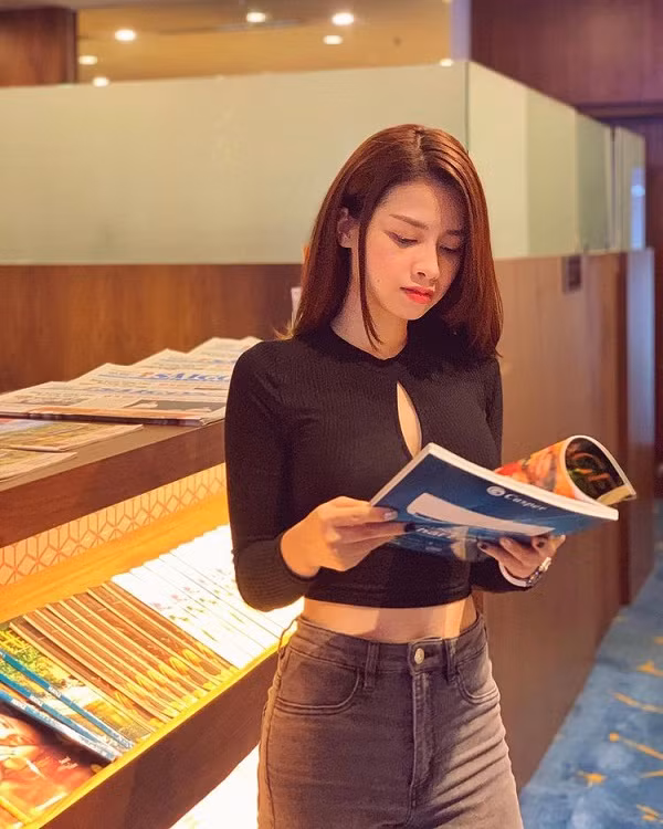 Vẫn là chiếc áo croptop mà bạn gái yêu thích, Dương Hoàng Yến chọn chi tiết cách điệu trước ngực để không mờ nhạt giữa đám đông.