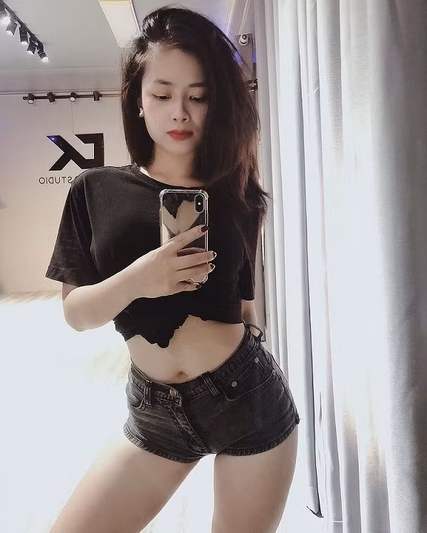 Quần ngắn kết hợp với áo croptop là items thường thấy khi lướt ảnh trang cá nhân của cô giáo.