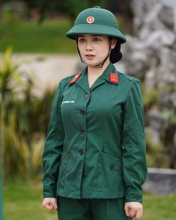 Xuất hiện trong gameshow Sao Nhập Ngũ 2020 phiên bản Nữ chiến binh, ca sĩ Dương Hoàng Yến gây ấn tượng bởi sự nghiêm túc, mặt mộc đỉnh cao.