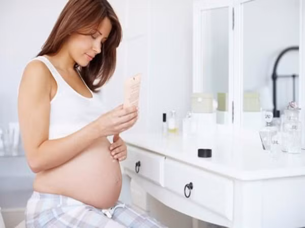 Mỹ phẩm. Mỹ phẩm là một trong những món đồ không nên dùng lúc mang thai. Thực tế, các sản phẩm chăm sóc da có thể chứa kim loại nặng không có lợi cho sự phát triển của thai nhi.