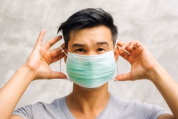 Để an toàn, tuyệt đối không chạm tay vào bề mặt khẩu trang. Khi tháo, bạn nên bắt đầu từ phần quai, nhớ rửa tay sạch sau khi thao tác.