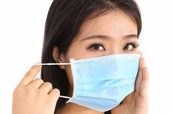Bên cạnh đó, đeo khẩu trang ngay sau khi xịt cồn, khẩu trang còn ướt có thể gây khó thở, khó chịu. Một số trường hợp, người đeo còn có thể bị mẩn đỏ và ngứa do dị ứng trên mặt.