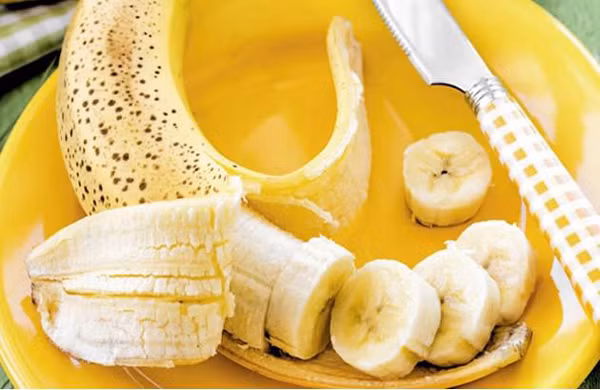 Hơn nữa, chuối góp phần bổ sung dưỡng chất, chống lại cơn đói lúc xế chiều. Một quả chuối cũng góp phần giảm sự thèm ăn. Điều này rất tốt bởi việc ăn quá nhiều vào ban đêm sẽ khiến bạn khó có thể kiểm soát cân nặng, đầy bụng, khó tiêu.