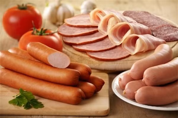 Ăn sáng bằng thực phẩm chế biến. Thịt chế biến như thịt xông khói, thịt hộp, xúc xích... không chỉ thơm ngon mà rất tiện trong việc chế biến cho bữa sáng. Dù vậy, thịt chế biến lại không thích hợp để khởi đầu ngày mới.