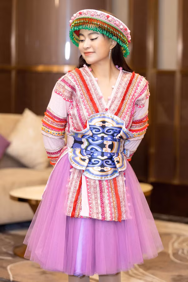 Trong “Để Mị nói cho mà nghe”, Hoàng Thùy Linh lựa chọn thiết kế của NTK Thủy Nguyễn.