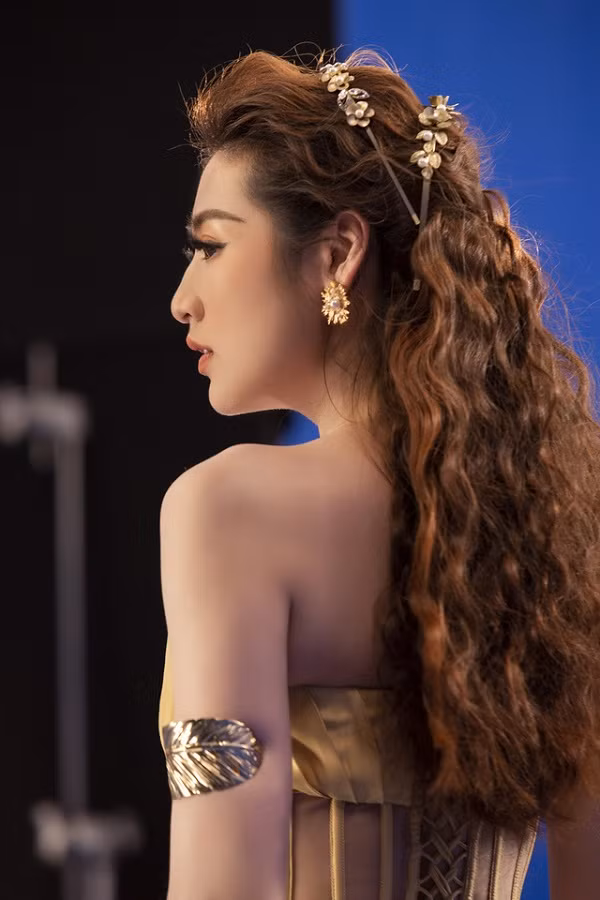 Thiết kế cúp ngực giúp Tú Anh khoe trọn bờ vai mềm mại. Mặc đẹp như nữ thần, thần thái đỉnh cao là vậy song Tú Anh lại bị soi 1 điểm không mấy đẹp mắt.