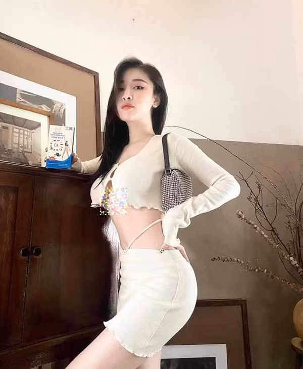 Chỉ những người có vòng 1 săn chắc, vun cao, không chảy xệ mới nên mặc set đồ này.