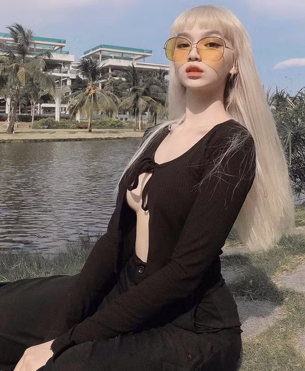 Thế nhưng khi mặc chiếc áo này, chỉ cần cử động mạnh, cúi người, chạy nhảy hay gặp ngoại cảnh tác động như gió to thì rất dễ rơi vào cảnh hớ hênh.