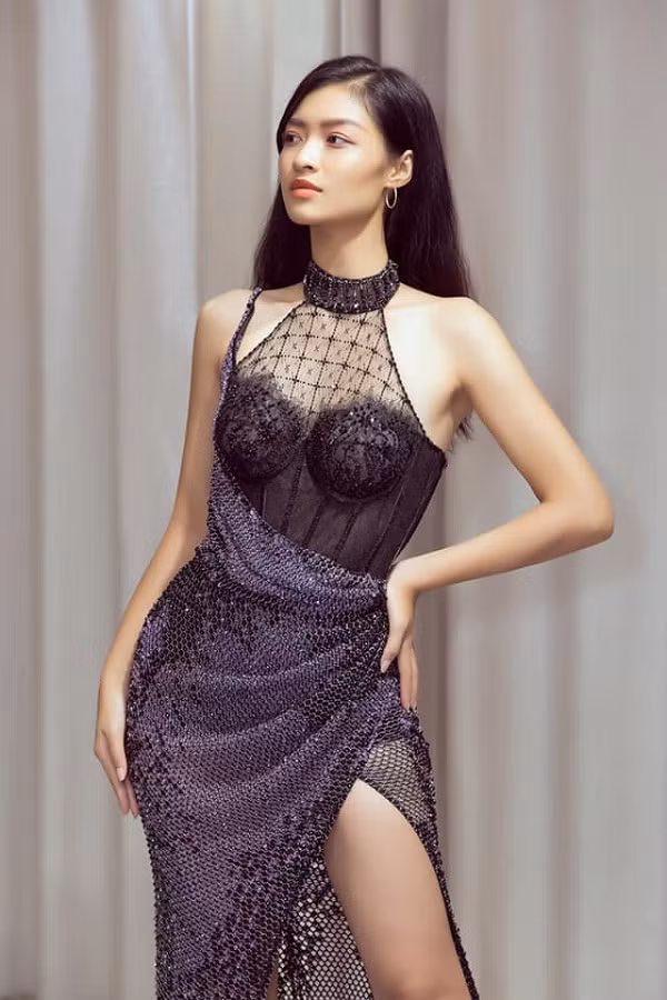 Xuất hiện tại các sự kiện, cô luôn chọn cho mình những bộ cánh sexy, có những chi tiết cut out giúp khoe trọn thân hình.