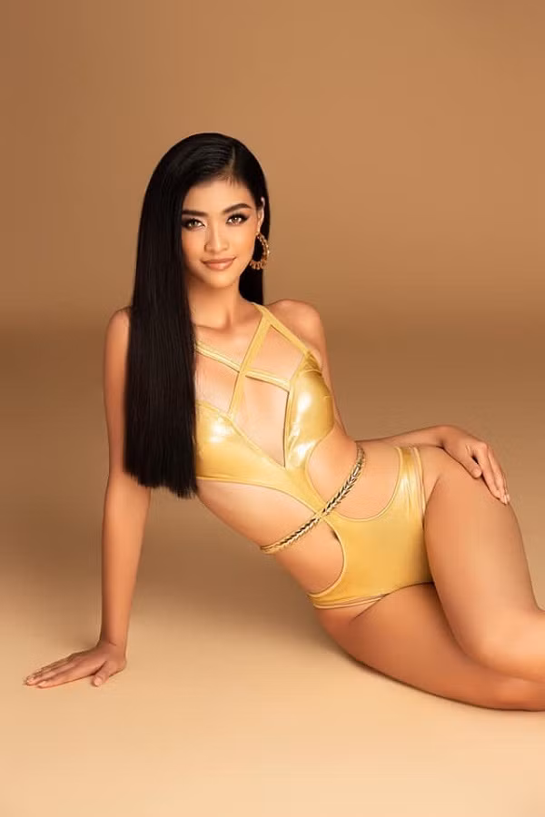 Cô cũng không ngại khoe hình ảnh mặc bikini.