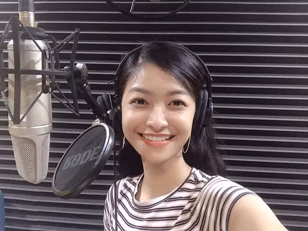 Thay vì những bộ cánh xẻ sâu hun hút, cô nàng 10X thân thiện với áo phông.