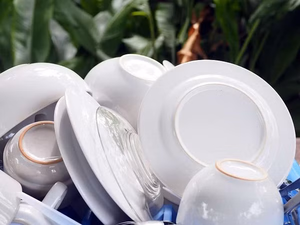 Khi xuất hiện tình trạng nổi hạch do viêm, bạn không nên ăn nhiều thực phẩm cay nóng, gây kích ứng, bệnh tiến triển nặng hơn. Chú ý vệ sinh, lau dọn phòng, khử trùng bát đĩa nhằm ngăn ngừa vi khuẩn sinh sôi, giảm gánh nặng cho hệ bạch huyết. Ảnh: Internet.