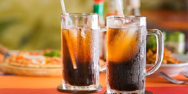 Nước ngọt có ga. Đồ uống có ga chứa lượng đường và khí ga khiến trẻ dễ đầy bụng. Lúc nào cũng cảm thấy no, gây biếng ăn ở trẻ. Cơ thể mệt mỏi ảnh hưởng trực tiếp đến sức khỏe và quá trình phát triển chiều cao của bé.