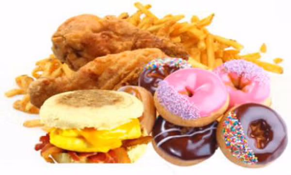 Nguyên nhân bởi, hàm lượng cholesterol trong chúng khá cao, dễ thâm nhập, lắng đọng trong động mạch. Càng dùng nhiều cholesterol thì nguy cơ mắc xơ vữa động mạch, đột quỵ càng cao.
