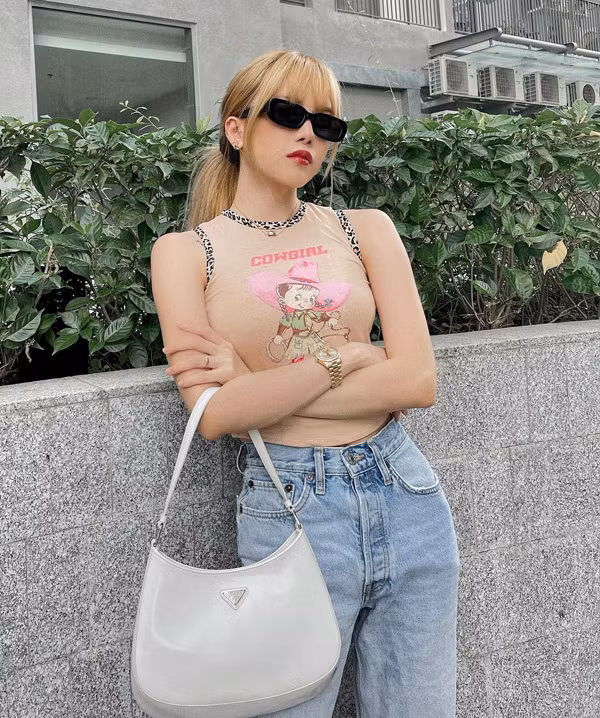 Mặc áo croptop phối với quần vừa giúp người tình tin đồn Sơn Tùng M-TP khoe được eo thon, vừa có được vẻ năng động trẻ trung.