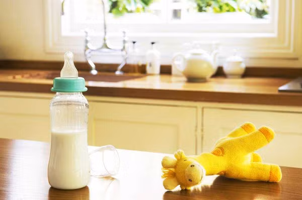 Nếu không có sự lựa chọn khác ngoài bình nhựa, phụ huynh chú ý sau khi tiệt trùng bằng nước nóng rồi rửa lại bằng nước nguội, loại bỏ hạt nhựa bám trên bề mặt.
