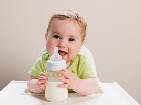 So với các bộ phận khác, não được xem là chịu ảnh hưởng tồi tệ nhất từ hạt vi nhựa. Phân tích chỉ ra, hạt nhựa chứa nhiều polypropylene và polycarbonate. Các chất này có thể thâm nhập vào não, khiến não bị tổn thương nghiêm trọng. Chính từ tác hại của bình sữa nhựa, chuyên gia sức khỏe khuyên phụ huynh nên chọn bình chất liệu an toàn thay thế.