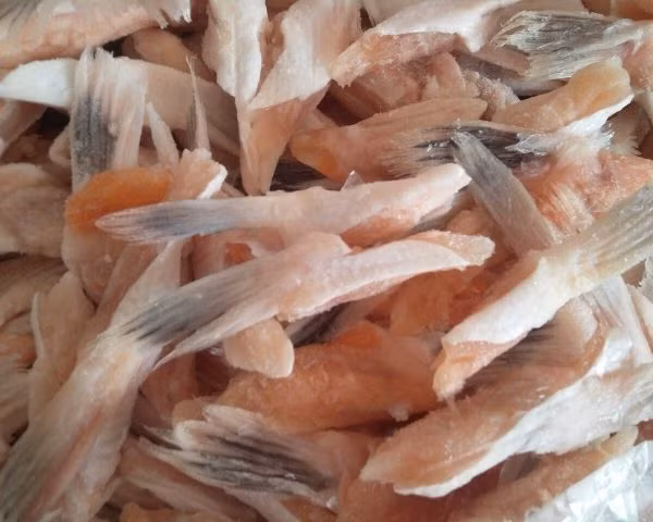 Vây cá. Vây là bộ phận giúp cá bơi trong nước. Rất ít người ăn vây song nhiều chị em quên không loại bỏ khi chế biến.
