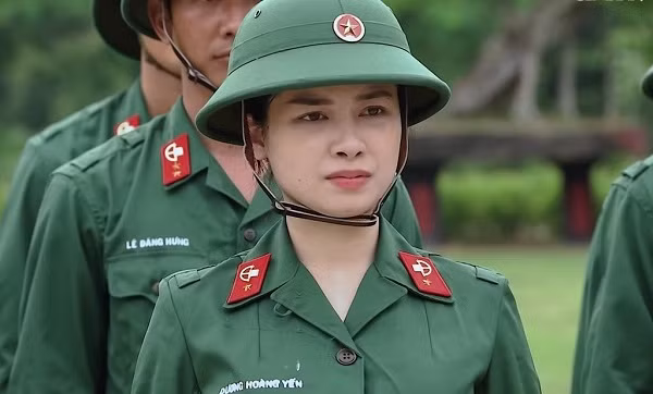 Trải qua 5 tập phát sóng, sự giản dị, hết mình khi tham gia quân ngũ khiến cô nàng ghi điểm trong mắt người xem truyền hình.