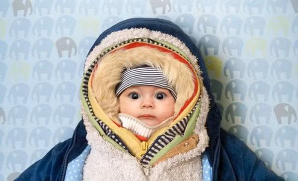Ở đó, hội chứng muggy có thể khiến trẻ trở nên tím tái, thiếu oxy, sốt cao, vã mồ hôi, mất nước, co giật, hôn mê, suy hô hấp, tuần hoàn. Thậm chí, trường hợp nặng trẻ còn có thể dẫn đến tử vong, nhiều trường hợp còn để lại di chứng thần kinh nặng nề.