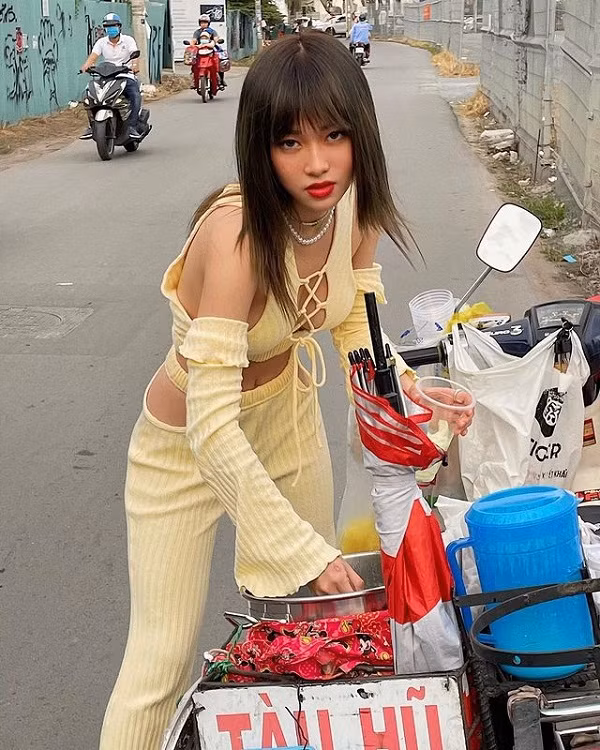 Những chiếc áo đan dây kiểu này không thiếu trong tủ đồ cô gái trẻ.