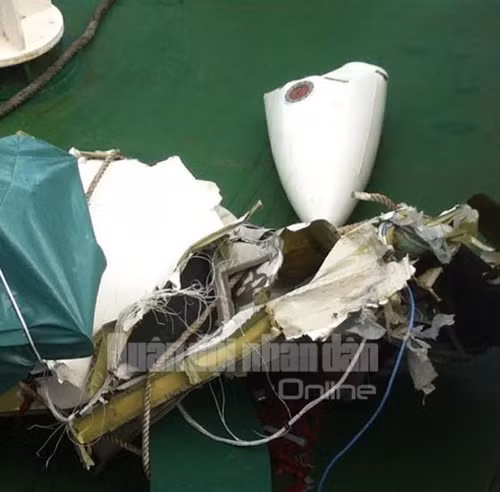 Đáng nói, lúc 12h30 ngày 16/6, trong khi đang bay tìm kiếm chiếc Su-30 trên vùng biển Bạch Long Vỹ, máy bay tuần thám CASA 212 mang số hiệu 8983 bị rơi khiến toàn bộ phi hành đoàn hi sinh. Mãi tới sáng 17/6, các mảnh vỡ máy bay CASA mới được tìm thấy. Nguồn ảnh: QĐND