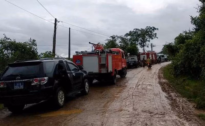 Hiện tại, tại khu vực xảy ra tai nạn đang có mưa lớn gây cản trở cho công tác cứu hộ cứu nạn. Nguồn ảnh: Vietnamnet