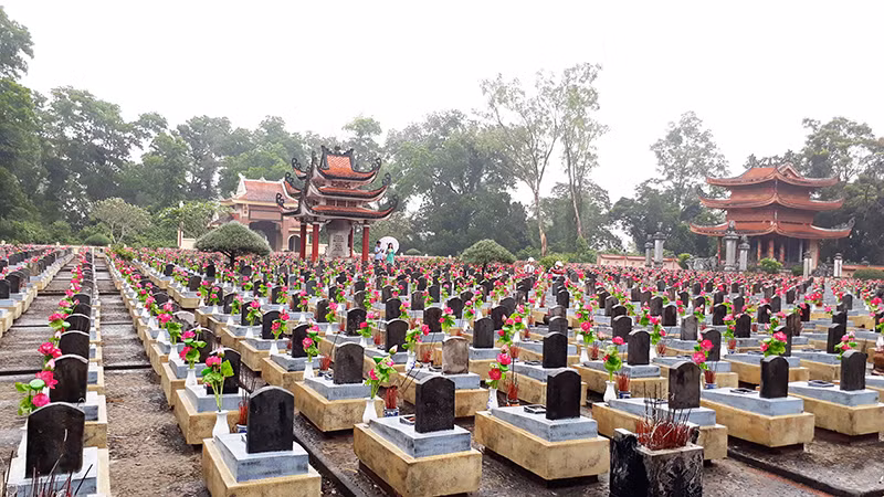 Bốn khu mộ liệt sĩ được xếp theo tỉnh, thành phố nằm trải trên dọc trên những quả đồi bên trong nghĩa trang. Xen kẽ giữa các khu mộ là những cánh rừng với lối đai được lát đá, gạch hoặc tráng xi măng. Đặc biệt, mỗi khu đều có nhà tưởng niệm với kiến trúc mang đậm hình ảnh của các vùng quê Việt Nam.