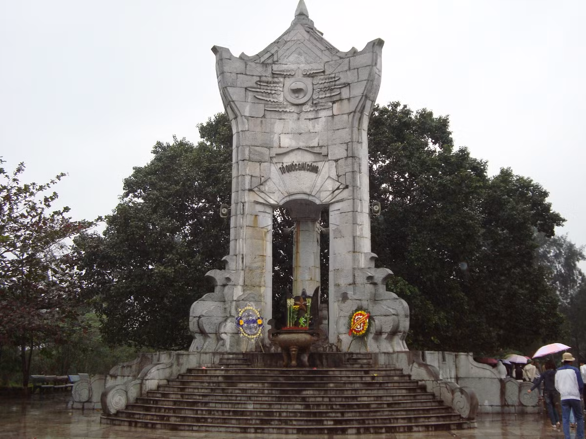 Nghĩa trang được xây dựng từ ngày 24/10/1975 và hoàn thành vào ngày 10/4/1977. Nghĩa trang liệt sĩ được đặt tại khu vực Bến Tắt, cạnh quốc lộ 15 thuộc địa phận xã Vĩnh Trường, huyện Gio Linh, tỉnh Quảng Trị.
