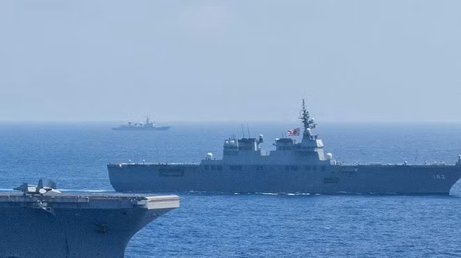 Tàu do thám Trung Quốc xuất hiện và di chuyển ngay sát đội hình các tàu chiến của Mỹ, Nhật và Australia tham gia cuộc tập trận này. Dựa trên vị trí mà tàu "854" xuất hiện nhiều khả năng con tàu này đang theo dõi các hoạt động diễn tập hải quân giữa Mỹ và các quốc gia đồng minh trong cuộc tập trận Talisman Sabre - 2019. Nguồn ảnh: QQ.