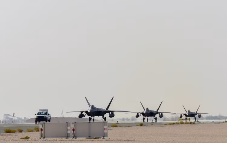 Khác với các chiến đấu cơ F-35 - vốn được mệnh danh là "hệ thống tấn công bay" - một khái niệm vũ khí hoàn toàn mới trong thời điểm hiện tại thì F-22 chỉ đơn giản là tiêm kích thuần tuý với ưu điểm to hơn, bay cao hơn, nhanh hơn, tầm bay xa hơn và mang được nhiều vũ khí hơn so với F-35. Nguồn ảnh: BI.