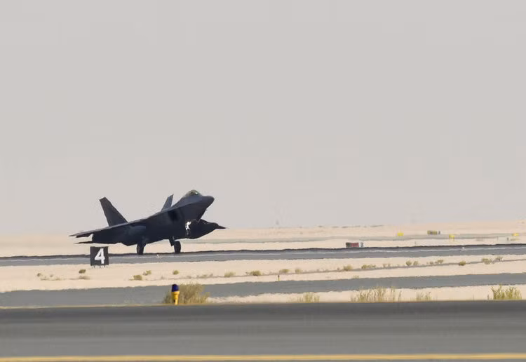 Những ưu điểm này cho phép F-22 Raptor đối đầu trực diện với lực lượng không quân Iran - vốn cũng thuộc dạng "không dễ nhằn" với đủ loại máy bay trong biên chế. Trong đối đầu với tiêm kích của đối phương, F-35 hoàn toàn lép vế hơn so với F-22. Nguồn ảnh: BI.