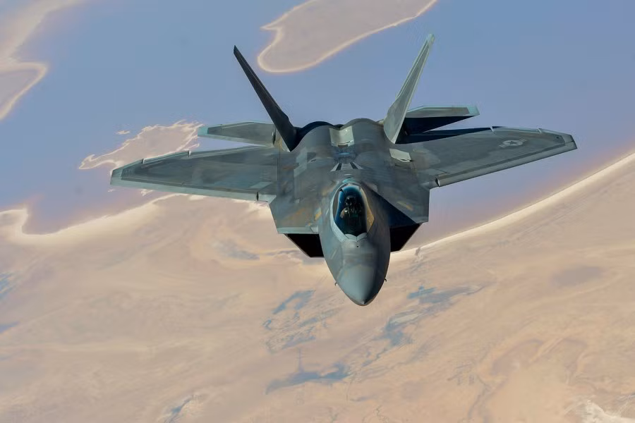 Khác với F-22, hệ thống vũ khí F-35 lại tỏ ra mạnh mẽ hơn ở khả năng truyền tải thông tin và tác chiến hiệp đồng liên kết với đủ mọi loại khí tài khác của quân đội Mỹ. Tuy nhiên việc thiếu đi ưu thế về độ cơ động và khả năng "tả xung hữu đột" với không quân đối phương khiến F-35 cần phải có không phận trống để có thể hoạt động an toàn. Nguồn ảnh: BI.