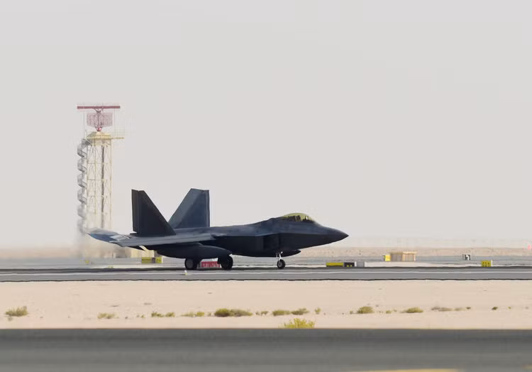 Theo thông tin được Quân đội Mỹ đăng tải, các chiến đấu cơ F-22 Raptor của nước này được triển khai tới Trung Đông để "bảo vệ lợi ích Mỹ và những lực lượng trong khu vực". Nguồn ảnh: BI.