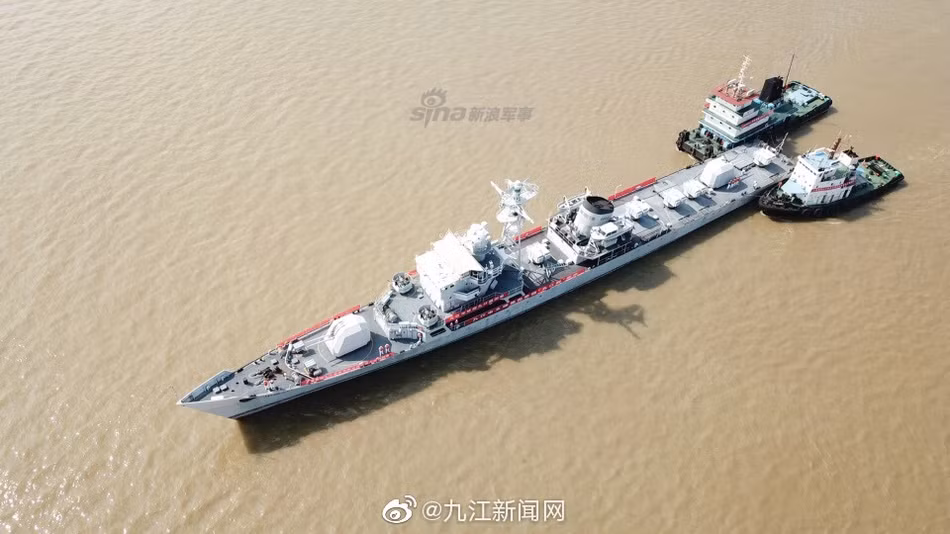 Tàu hộ vệ tên lửa vừa được Hải quân Trung Quốc kéo về "nơi an nghỉ cuối cùng" tại Cửu Giang, Giang Tây, Trung Quốc. Hành trình kéo tàu Cửu Giang về đây đã bắt đầu từ đầu tháng 7 và dài 20 ngày trước khi tới đích. Nguồn ảnh: Sina.
