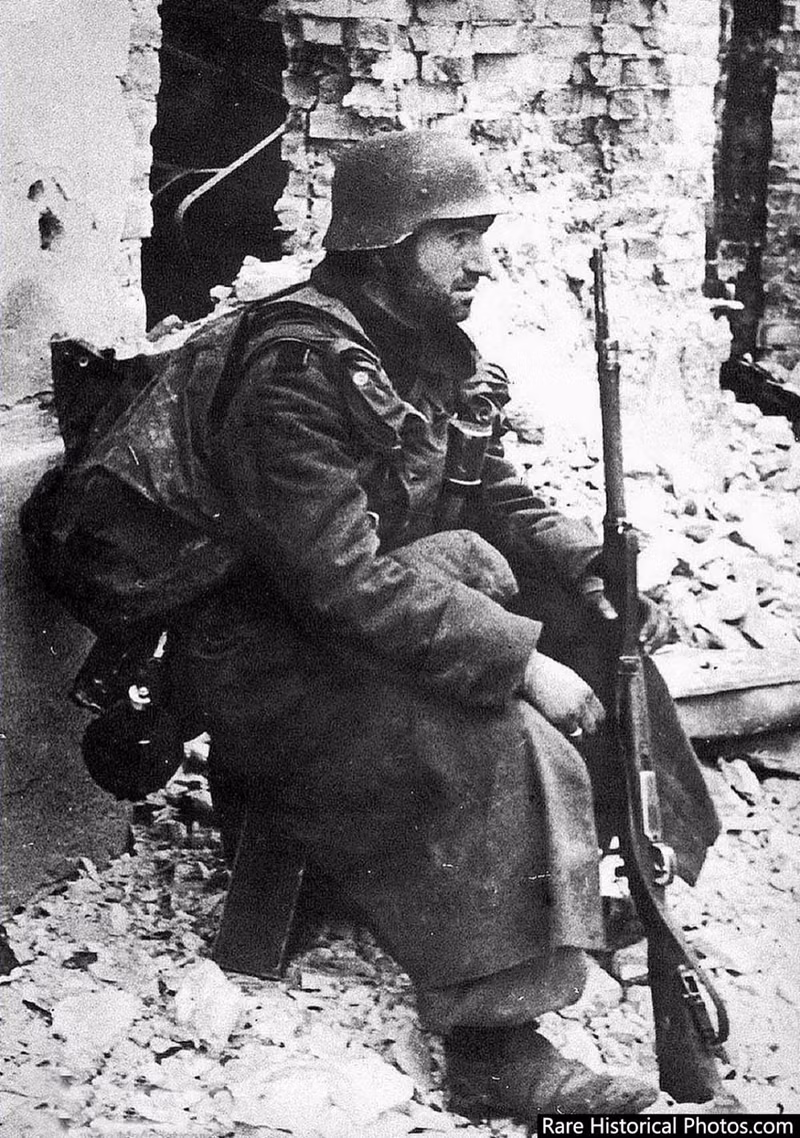 Lính Đức đang nghỉ ngơi trên đống đổ nát ở Stalingrad.