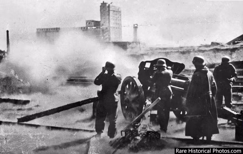Cảnh tượng phát xít Đức khai hỏa bích kích pháo 105mm vào tháng 9/1942.
