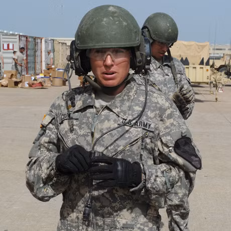 Thiếu tá Chrissy Cook. Chị có công dẫn dắt đội của mình giành được danh hiệu “Top Gun”.
