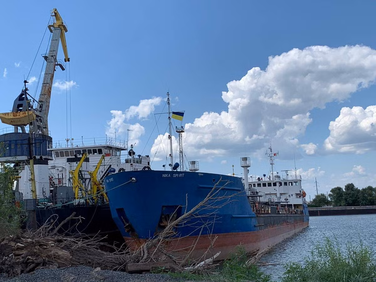 Ukraine cáo buộc, sau khi thực hiện "nhiệm vụ" chặn đường di chuyển qua vùng biển Kerch, tàu chở dầu của Nga đã đổi tên từ Neyma sang tên Nika Spirit để "che dấu sự liên quan của nó" trong hành động gây hấn với Kiev. Nguồn ảnh: BI.